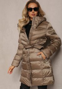 Renee - Ciemnobeżowa Kurtka z Klasycznym Pikowaniem i Wiązanym Paskiem Aldomisia. Kolor: beżowy. Materiał: materiał. Styl: klasyczny