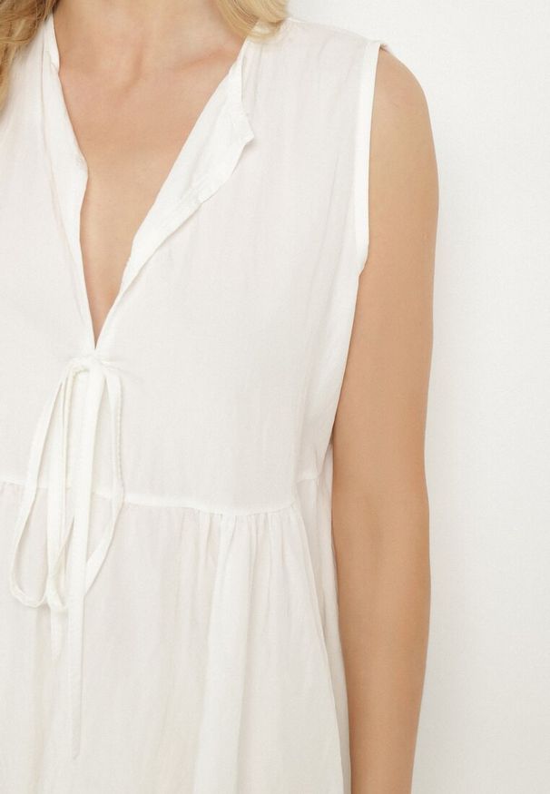 Born2be - Biała Bluzka z Wiskozą z Baskinką Wiązaniem i Kołnierzykiem Davissen. Kolor: biały. Materiał: wiskoza. Styl: elegancki