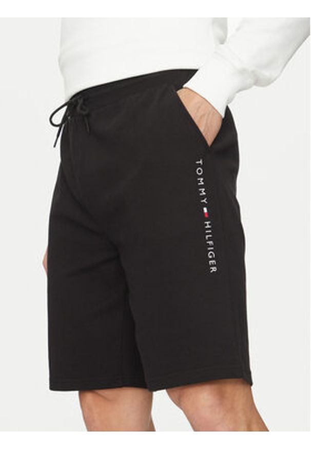 TOMMY HILFIGER - Tommy Hilfiger Szorty sportowe UM0UM03452 Czarny Regular Fit. Kolor: czarny. Materiał: bawełna. Styl: sportowy