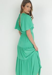 Born2be - Zielona Rozkloszowana Sukienka Maxi z Falbankami i Odkrytymi Plecami Rallad. Typ kołnierza: kołnierz z falbankami. Kolor: zielony. Typ sukienki: kopertowe. Długość: maxi #4
