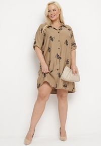 Born2be - Ciemnobeżowa Koszulowa Sukienka z Guzikami i Regulowanymi Rękawami Xatella. Kolekcja: plus size. Kolor: beżowy. Wzór: kwiaty. Typ sukienki: koszulowe #7