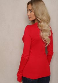 Renee - Czerwony Casualowy Sweter z Dekoltem w Serek Amitta. Okazja: na co dzień. Typ kołnierza: dekolt w serek. Kolor: czerwony. Materiał: jeans. Styl: casual #5