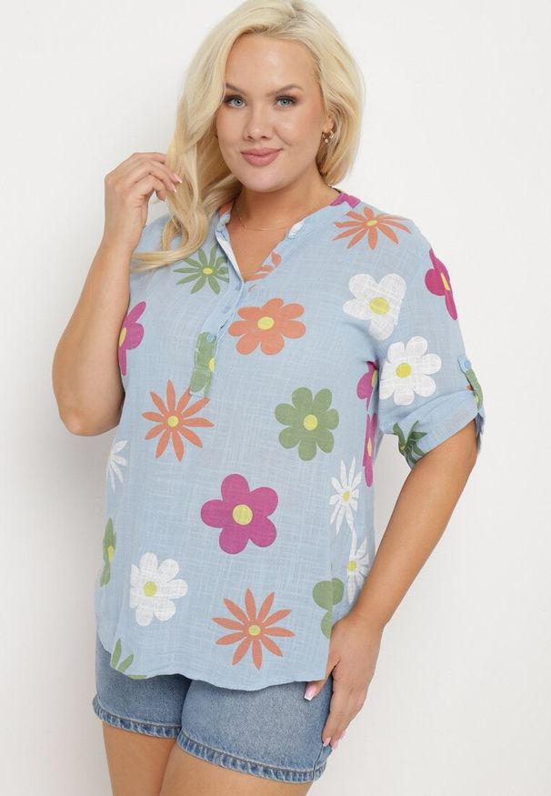 Born2be - Jasnoniebieska Koszula z Lnu i Bawełny w Kwiaty z Krótkim Rękawem Ambubia. Okazja: na co dzień. Typ kołnierza: dekolt w kształcie V. Kolekcja: plus size. Kolor: niebieski. Długość: krótkie. Wzór: kwiaty. Materiał: bawełna, len. Długość rękawa: krótki rękaw. Sezon: lato. Styl: casual