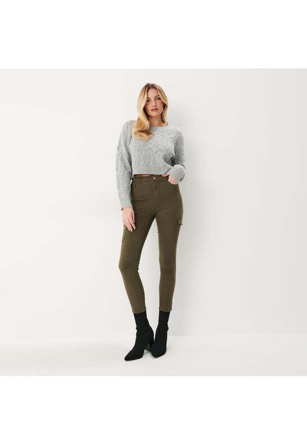 Mohito - Zielone spodnie skinny cargo - Khaki. Kolor: brązowy