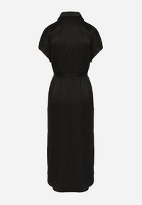 Born2be - Czarna Sukienka Koszulowa Zapinana na Guziki z Rozcięciem Wiązana Materiałowym Paskiem Nestari. Typ kołnierza: dekolt w kształcie V. Kolor: czarny. Materiał: materiał. Długość rękawa: krótki rękaw. Typ sukienki: koszulowe. Styl: elegancki #5