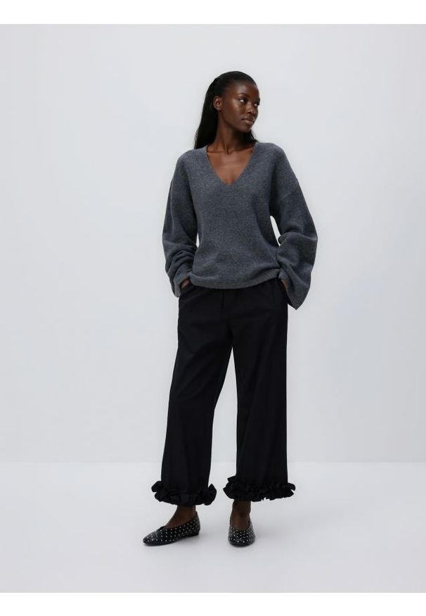 Reserved - Sweter z szerokimi rękawami - ciemnoszary. Kolor: szary. Materiał: wełna, dzianina