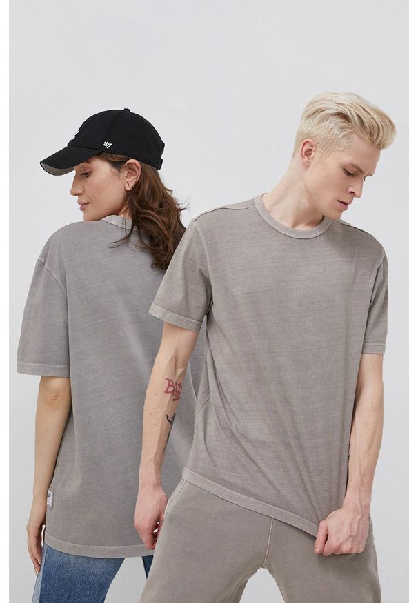 Reebok Classic T-shirt bawełniany kolor szary gładki. Okazja: na co dzień. Kolor: szary. Materiał: bawełna. Wzór: gładki. Styl: casual