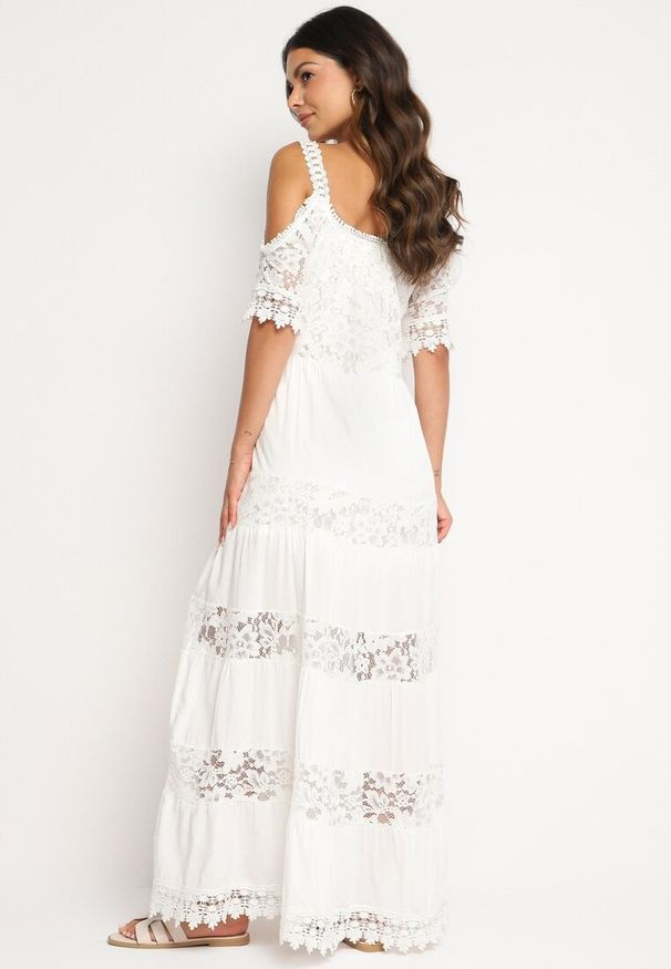 Born2be - Biała Rozkloszowana Wiskozowa Sukienka na Ramiączkach z Koronką Lerika. Okazja: na co dzień. Kolor: biały. Materiał: koronka, wiskoza. Długość rękawa: na ramiączkach. Wzór: koronka. Typ sukienki: rozkloszowane. Styl: casual, elegancki