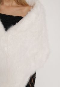Born2be - Białe Ponczo Etola z Futerka w Stylu Szala Cahreva. Okazja: na wesele, na ślub cywilny, na imprezę. Kolor: biały. Materiał: futro. Styl: klasyczny, elegancki #2