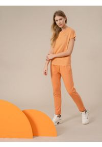 outhorn - T-shirt z nadrukiem damski - pomarańczowy. Okazja: na co dzień. Kolor: pomarańczowy. Materiał: jersey, bawełna. Wzór: nadruk. Styl: casual, klasyczny