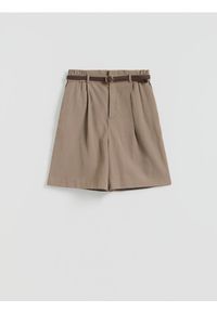 Reserved - Szorty z paskiem - beżowy. Kolor: beżowy. Materiał: wiskoza, tkanina #1