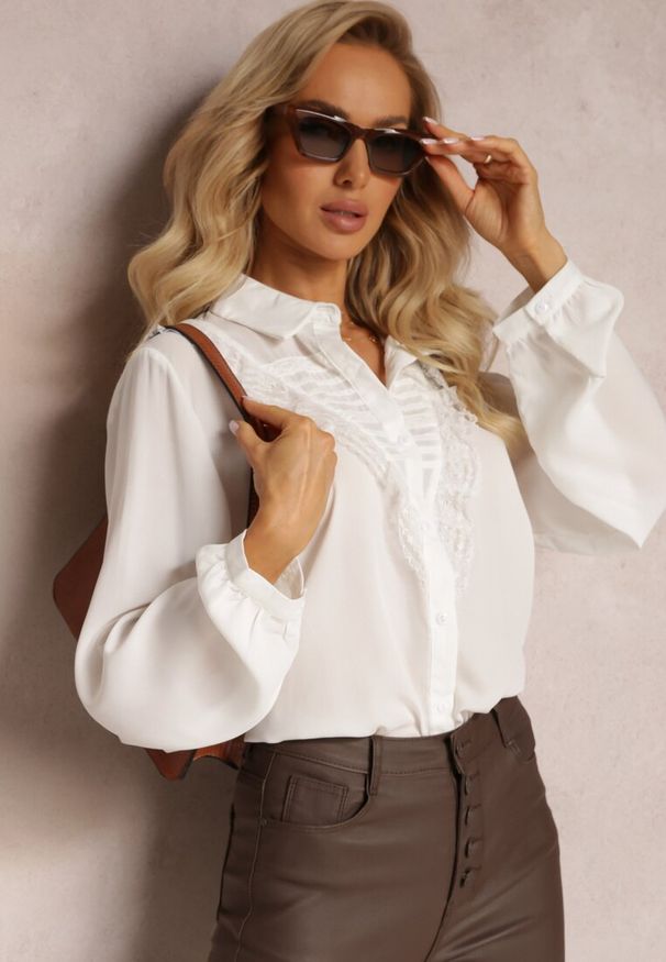 Renee - Biała Koszula z Falbanką i Koronkową Wstawką Hammonis. Kolor: biały. Materiał: koronka. Styl: elegancki