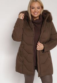 Born2be - Brązowa Pikowana Kurtka Zimowa z Kapturem i Futrem z Możliwością Odpięcia Fedrika. Okazja: na co dzień. Typ kołnierza: kaptur. Kolekcja: plus size. Kolor: brązowy. Materiał: futro. Sezon: zima. Styl: casual #3