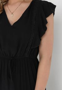 Born2be - Czarna Sukienka Cileis. Typ kołnierza: kołnierz z falbankami. Kolor: czarny. Materiał: wiskoza, koronka. Długość rękawa: krótki rękaw. Wzór: geometria. Długość: maxi #3