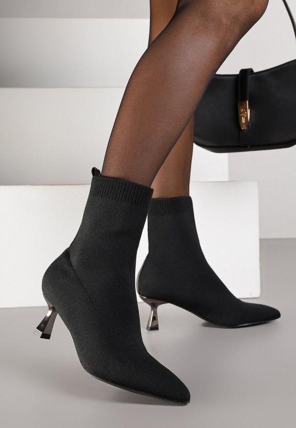 Born2be - Czarne Botki Vices na Metalicznej Szpilce Kaczuszce ze Skarpetową Cholewką Vamige. Okazja: na co dzień. Kolor: czarny. Materiał: jeans. Szerokość cholewki: normalna. Obcas: na szpilce. Styl: klasyczny, casual