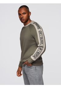 Ombre Clothing - Bluza męska z kontrastowymi lampasami i raglanowym rękawem – oliwkowa V1 - Rozmiar: S. Okazja: na co dzień. Kolor: oliwkowy. Materiał: poliester, dresówka, jeans, bawełna. Długość rękawa: raglanowy rękaw. Wzór: nadruk, aplikacja. Styl: casual, klasyczny #1