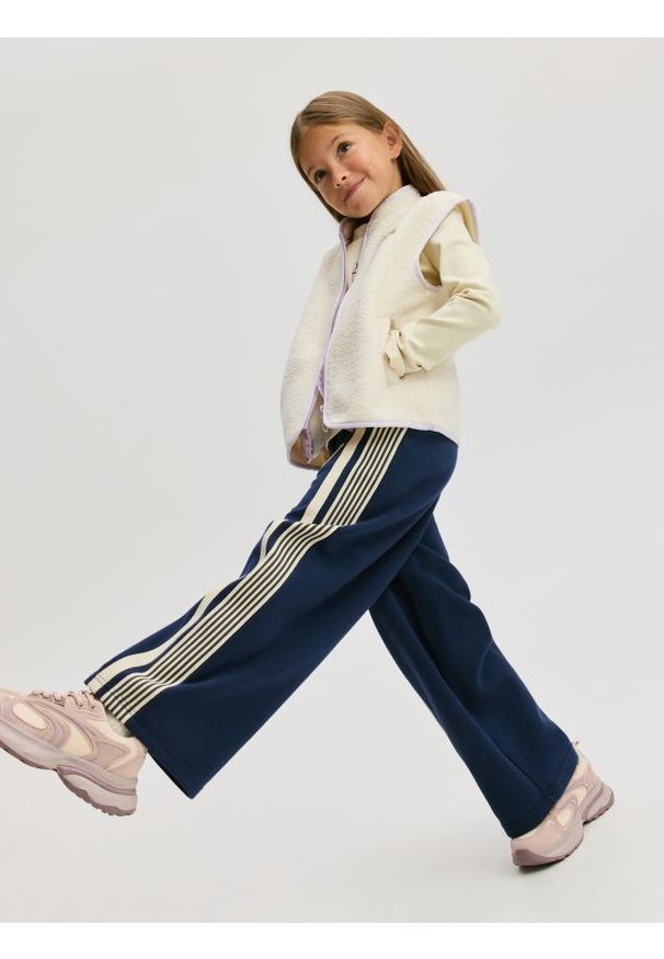 Reserved - Dresowe spodnie z lampasem - granatowy. Kolor: niebieski. Materiał: dresówka