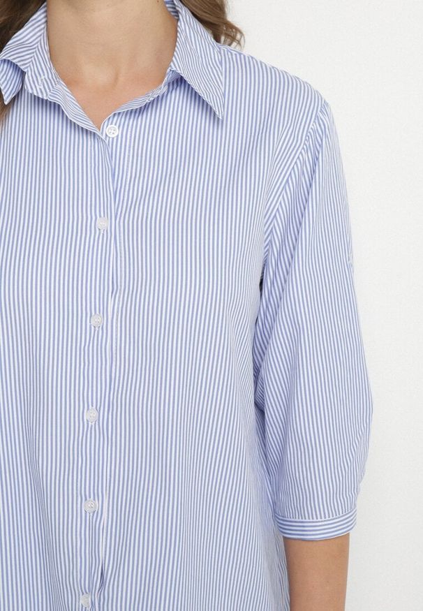 Born2be - Jasnoniebieska Klasyczna Koszula z Bawełny w Paseczki z Rękawem 3/4 Liantarra. Okazja: na co dzień, na spacer. Typ kołnierza: kołnierzyk klasyczny. Kolor: niebieski. Materiał: bawełna. Styl: klasyczny