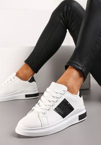 Renee - Biało-Czarne Sneakersy z Metalicznymi Wstawkami i Cyrkoniami na Grubej Podeszwie Wirela. Kolor: biały