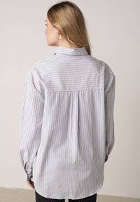 Born2be - Niebieska Koszula z Bawełną w Paski Ozdobiona Haftem Sercem Sewriva. Okazja: na co dzień. Typ kołnierza: kołnierzyk klasyczny. Kolor: niebieski. Materiał: bawełna. Wzór: haft, paski, aplikacja. Styl: casual, klasyczny #6