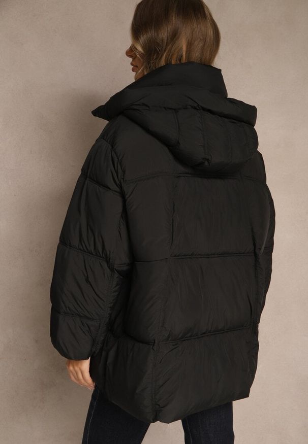 Renee - Czarna Kurtka Oversize z Pikowanymi Przeszyciami i Kapturem Galeana. Okazja: na co dzień. Kolor: czarny. Materiał: dzianina, zamsz, jeans, poliester. Sezon: zima. Styl: casual, elegancki