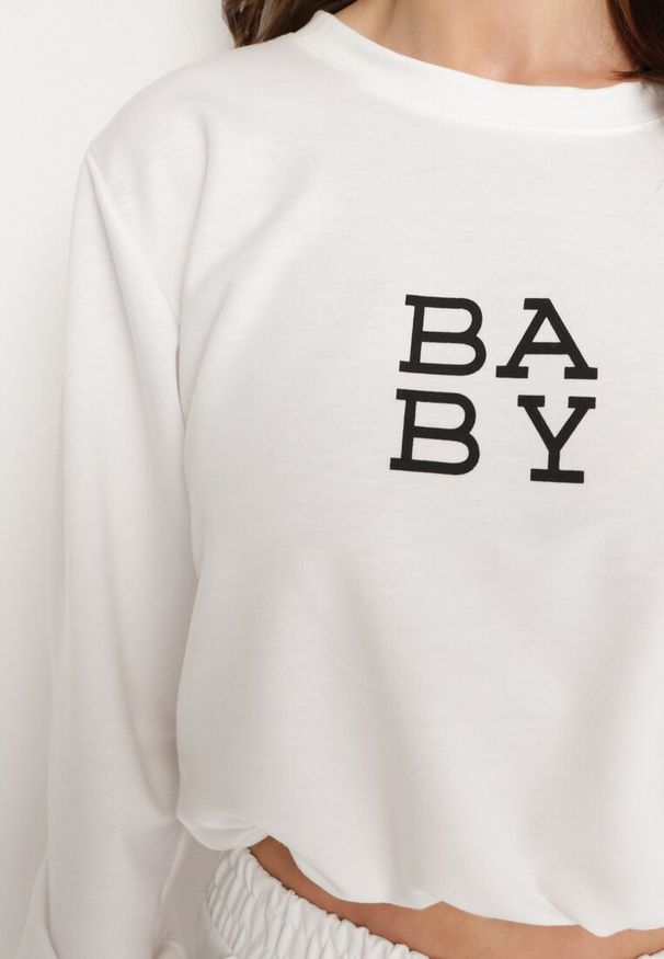 Born2be - Biały 2-Częściowy Komplet Dresowy Bluza z Nadrukiem i Luźne Szorty z Kieszeniami Ridana. Kolor: biały. Materiał: dresówka. Wzór: nadruk