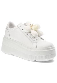 CheBello - Białe Sneakersy Chebello Modne Obuwie Na Platformie. Okazja: na co dzień. Kolor: biały. Materiał: skóra. Wzór: aplikacja. Obcas: na platformie