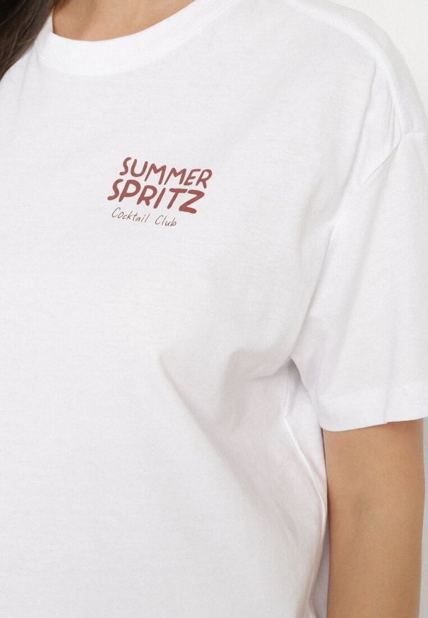 Born2be - Biało-Niebieski Bawełniany T-shirt Typu Oversize z Nadrukiem i Napisem Fillana. Okazja: na co dzień. Kolor: biały. Materiał: bawełna. Wzór: napisy, nadruk. Styl: casual