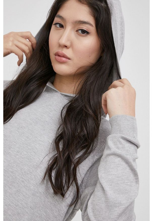 Vero Moda Bluza damska kolor szary z kapturem gładka. Typ kołnierza: kaptur. Kolor: szary. Materiał: materiał, dzianina, wiskoza. Wzór: gładki