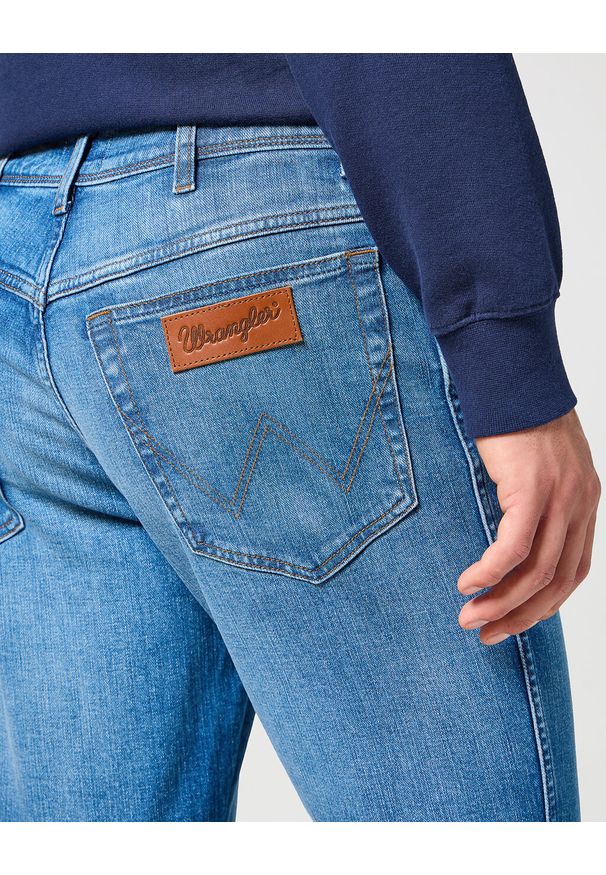 Wrangler - WRANGLER TEXAS SLIM MĘSKIE SPODNIE JEANSOWE JEANSY DŻINSY PRAIRIE BLUE 112356813 W12S017441. Okazja: na co dzień. Stan: podwyższony. Styl: casual, vintage, klasyczny, elegancki
