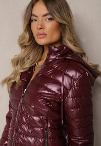 Renee - Bordowa Kurtka Ozdobiona Pikowaniem z Odpinanym Kapturem Mivvera. Kolor: czerwony. Materiał: jeans. Wzór: aplikacja. Styl: sportowy