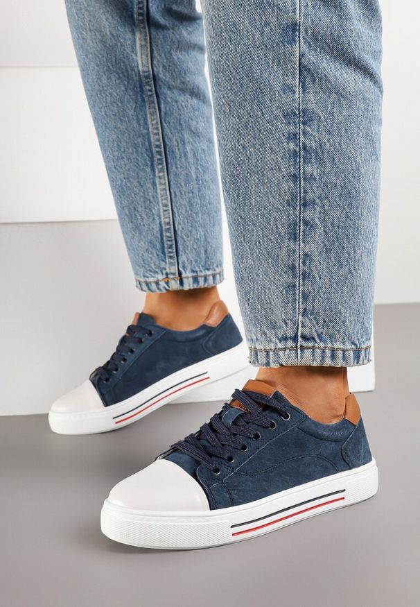 Renee - Granatowe Płaskie Trampki ze Skóry Naturalnej ze Skórzaną Wkładką i Ozdobnym Noskiem Milili. Okazja: na co dzień. Zapięcie: sznurówki. Kolor: niebieski. Materiał: skóra. Styl: sportowy, klasyczny, casual