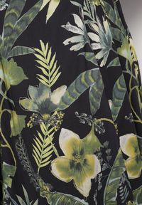 Born2be - Czarna Bawełniana Sukienka Rozkloszowana we Florystyczny Print Liliova. Okazja: na spacer, na imprezę. Typ kołnierza: dekolt w łódkę. Kolor: czarny. Materiał: bawełna. Długość rękawa: na ramiączkach. Wzór: nadruk. Styl: klasyczny #4