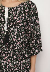 Born2be - Czarna Bawełniana Sukienka Rozkloszowana w Drobne Kwiatki z Chwostem Orrilva. Okazja: na co dzień, na imprezę. Typ kołnierza: dekolt w łódkę. Kolor: czarny. Materiał: bawełna. Wzór: kwiaty. Sezon: wiosna. Styl: casual, elegancki #2