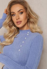 Renee - Jasnoniebieski Wełniany Sweter z Biżuteryjnymi Guzikami i Dłuższym Włosiem Tuvelio. Kolor: niebieski. Materiał: wełna. Długość: długie #5