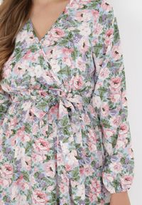 Born2be - Jasnoniebieska Sukienka Partharpia. Typ kołnierza: kokarda. Kolor: niebieski. Materiał: tkanina, materiał. Wzór: kolorowy, aplikacja, kwiaty. Typ sukienki: rozkloszowane, kopertowe. Długość: maxi #2