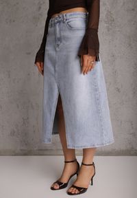 Renee - Niebieska Spódnica Jeansowa z Bawełną High Waist i Rozcięciem na Nogę Cinadessa. Okazja: na co dzień, na spacer. Stan: podwyższony. Kolor: niebieski. Materiał: bawełna, jeans. Styl: casual #4