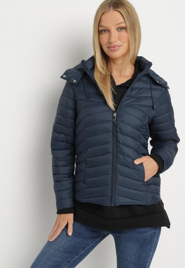Born2be - Granatowa Pikowana Kurtka Przejściowa z Kapturem Suritta. Okazja: na co dzień. Typ kołnierza: kaptur. Kolor: niebieski. Materiał: jeans. Styl: klasyczny, sportowy, casual