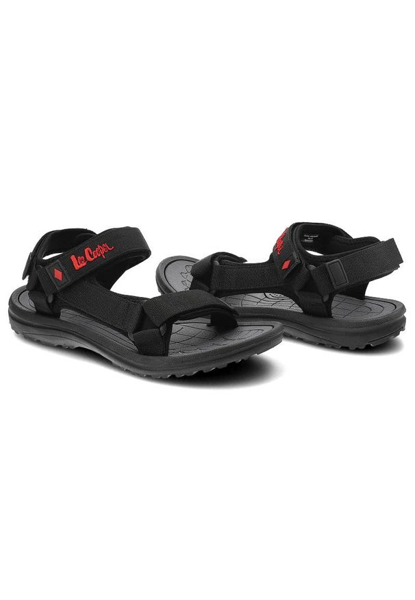 Czarne Sandały Lee Cooper Wygodne Buty Na Lato. Okazja: na co dzień, na spacer. Zapięcie: rzepy. Kolor: czarny. Materiał: materiał. Wzór: paski. Sezon: lato. Styl: casual, sportowy