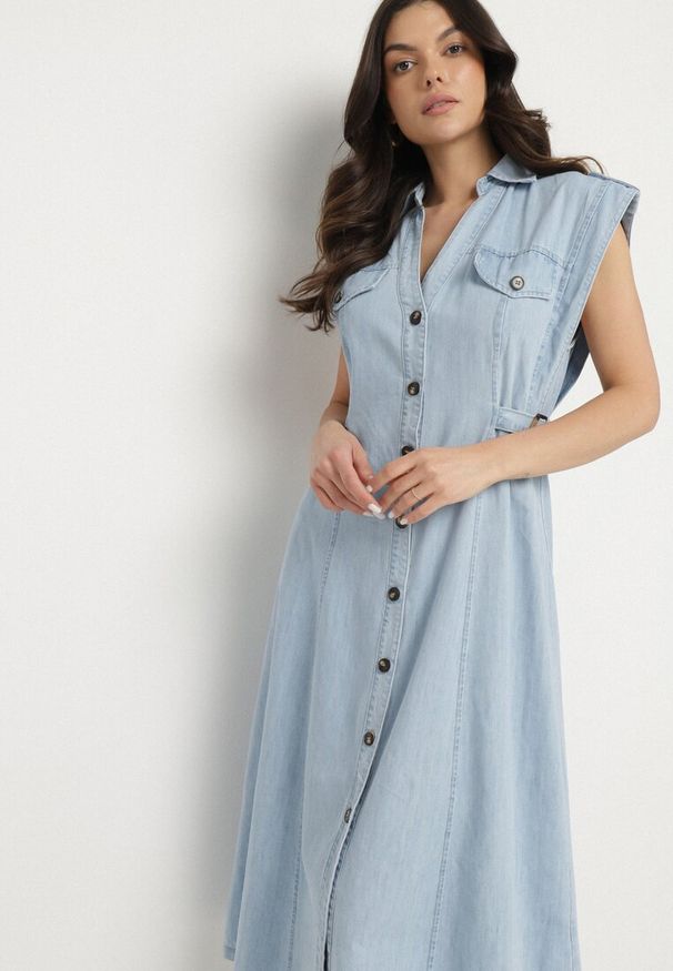 Born2be - Jasnoniebieska Jeansowa Sukienka z Bawełny o Koszulowym Kroju Bez Rękawów Sepilla. Okazja: na co dzień. Kolor: niebieski. Materiał: jeans, bawełna. Długość rękawa: bez rękawów. Wzór: aplikacja. Typ sukienki: koszulowe. Styl: elegancki, casual
