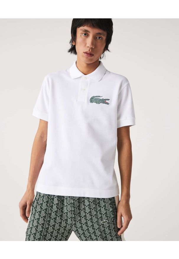 Lacoste - LACOSTE - Biała koszulka polo z logo Regular Fit. Typ kołnierza: polo. Kolor: biały. Materiał: bawełna, prążkowany. Wzór: aplikacja, haft. Styl: klasyczny