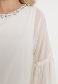 Born2be - Jasnobeżowa Rozkloszowana Sukienka Mini z Dekoltem Ozdobionym Cyrkoniami i Falbanką Stevianta. Kolor: beżowy. Wzór: aplikacja. Długość: mini #4