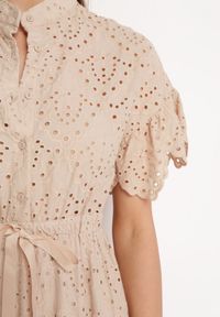 Born2be - Beżowa Haftowana Sukienka z Bawełny z Guzikami i Gumką w Talii Melliara. Okazja: na spacer, na imprezę. Typ kołnierza: dekolt w kształcie V. Kolor: beżowy. Materiał: bawełna. Długość rękawa: krótki rękaw. Wzór: haft. Sezon: lato. Styl: klasyczny, boho #5