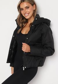 Born2be - Czarna Pikowana Kurtka Puffer z Kapturem Miviera. Okazja: na spacer, na co dzień. Typ kołnierza: kaptur. Kolor: czarny. Materiał: dzianina, jeans. Sezon: zima. Styl: casual #4
