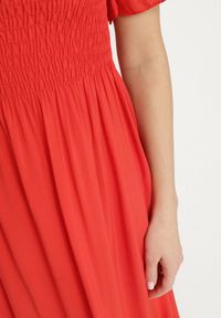 Born2be - Czerwona Rozkloszowana Sukienka Bawełniana z Bufiastymi Rękawami i Elastyczną Górą Veliova. Okazja: na co dzień. Kolor: czerwony. Materiał: bawełna. Styl: casual, elegancki #6