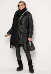 Born2be - Czarna Długa Pikowana Kurtka z Kapturem i Ściąganymi Sznurkami Norezi. Okazja: na co dzień. Typ kołnierza: kaptur. Kolor: czarny. Materiał: jeans. Długość: długie. Wzór: aplikacja. Sezon: zima. Styl: casual, elegancki #2