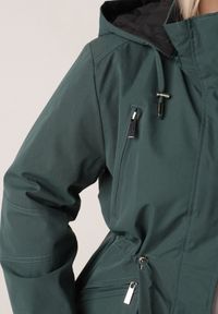 Born2be - Ciemnozielona Dwustronna Kurtka Przejściowa w Stylu Parki z Kapturem Tidala. Okazja: na co dzień. Typ kołnierza: kaptur. Kolekcja: plus size. Kolor: zielony. Materiał: poliester, jeans, materiał. Wzór: aplikacja. Styl: casual, klasyczny #8