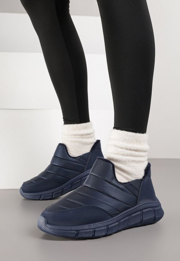 Renee - Granatowe Sneakersy Śniegowce na Platformie z Tłoczeniem i Pikowaną Cholewką Vermina. Okazja: na co dzień. Kolor: niebieski. Materiał: dresówka. Szerokość cholewki: normalna. Obcas: na platformie. Styl: casual