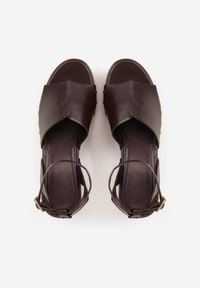 Renee - Ciemnobrązowe Sandały na Platformie i Koturnie z Nitami po Bokach Zaehesh. Okazja: na co dzień. Zapięcie: sprzączka. Kolor: brązowy. Materiał: jeans. Obcas: na koturnie. Styl: casual #6