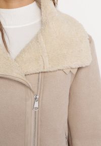 Born2be - Beżowa Kurtka Biker Ozdobiona Wstawkami z Futerka i Paskami Nonnie. Okazja: na co dzień. Kolor: beżowy. Materiał: futro. Długość rękawa: długi rękaw. Długość: długie. Wzór: aplikacja. Styl: klasyczny, casual, elegancki #2